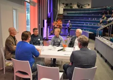 Tijdens de eerste ronde aan tafel: Jack Groenewegen, Hugo Vreugdenhil (Hoogheemraadschap van Delfland) en Willem Snoeker (Achmea) met ...